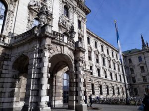 Der Bayerische Verfassungsgerichtshof residiert im Münchner Justizpalast. Bei bayerischen Verfassungsbeschwerden gilt eine längere, zweimonatige Frist.